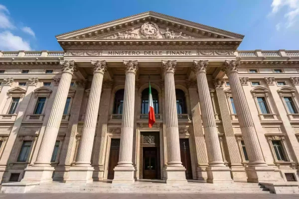 Fachada de un edificio gubernamental italiano con columnas clásicas y bandera tricolor