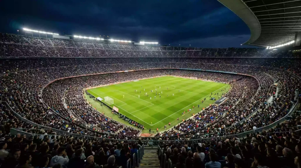 Vista panorámica de un estadio de fútbol italiano lleno de aficionados durante un derbi nocturno