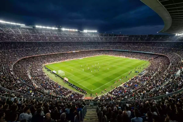Vista panorámica de un estadio de fútbol italiano lleno de aficionados durante un derbi nocturno