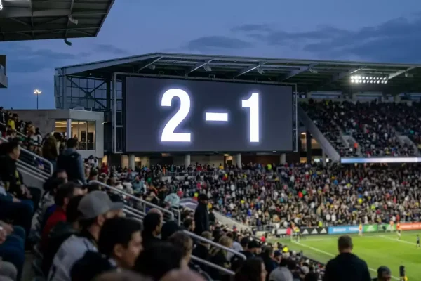 Marcador electrónico de un estadio de fútbol italiano mostrando el resultado de un partido