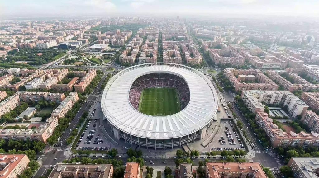 Vista aérea de un gran estadio de fútbol italiano rodeado de la ciudad con el césped verde visible