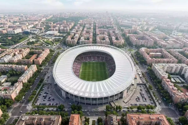 Vista aérea de un gran estadio de fútbol italiano rodeado de la ciudad con el césped verde visible